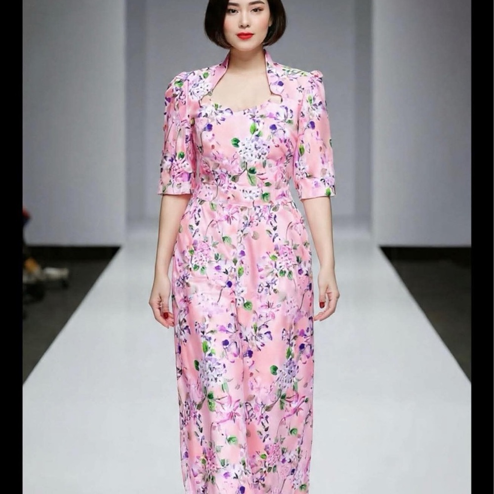 Elegant Pink Floral Jumpsuit elastic in the back.&zipper